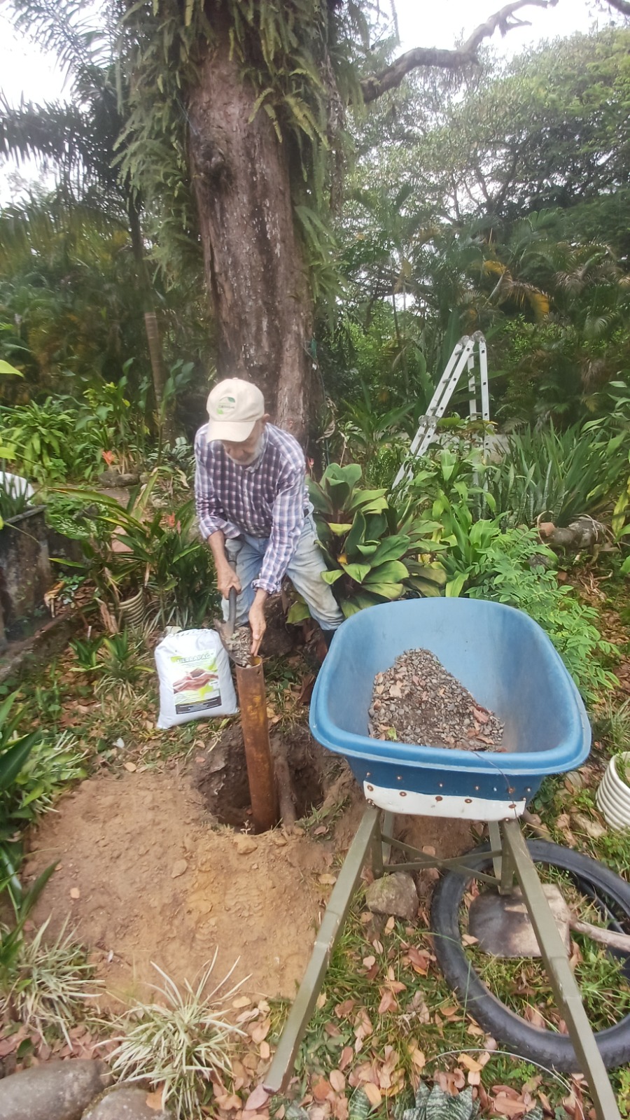 Pila de compost y herramientas utilizadas por la Fundación