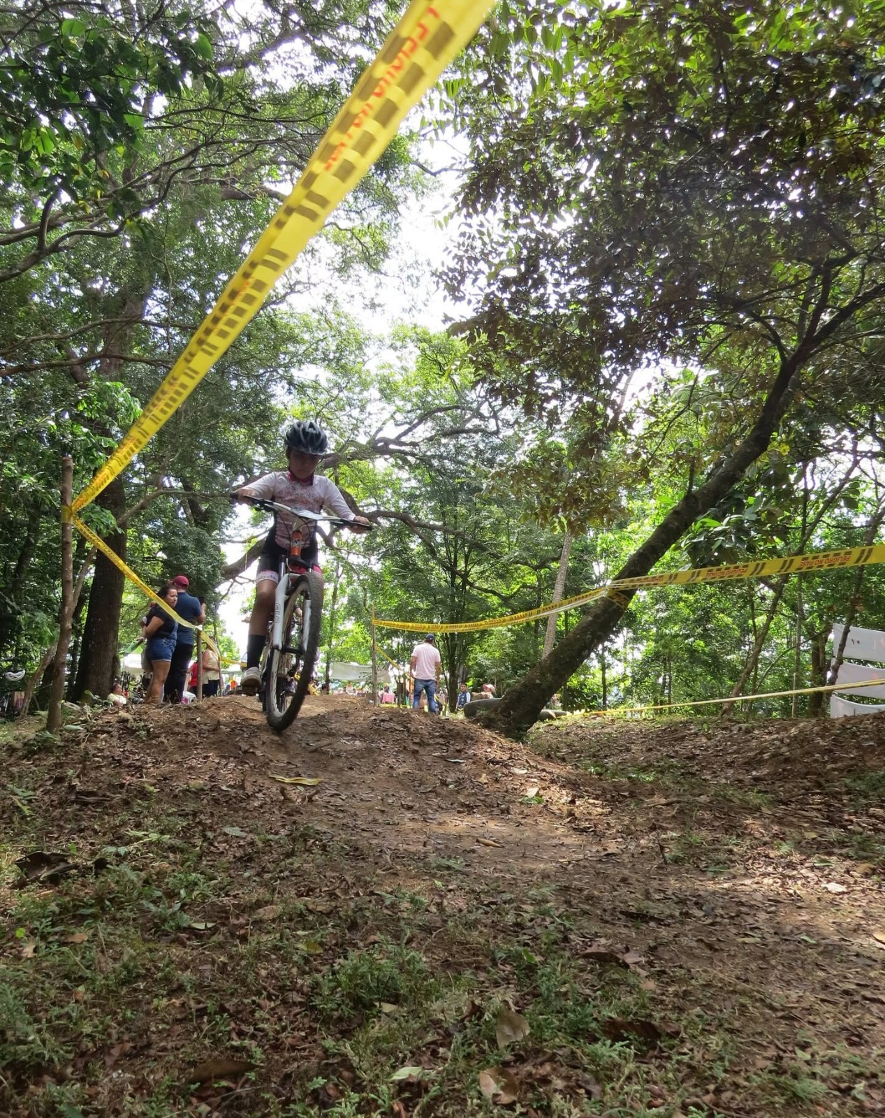 Guías y turistas en la pista de MTB de la Fundación
