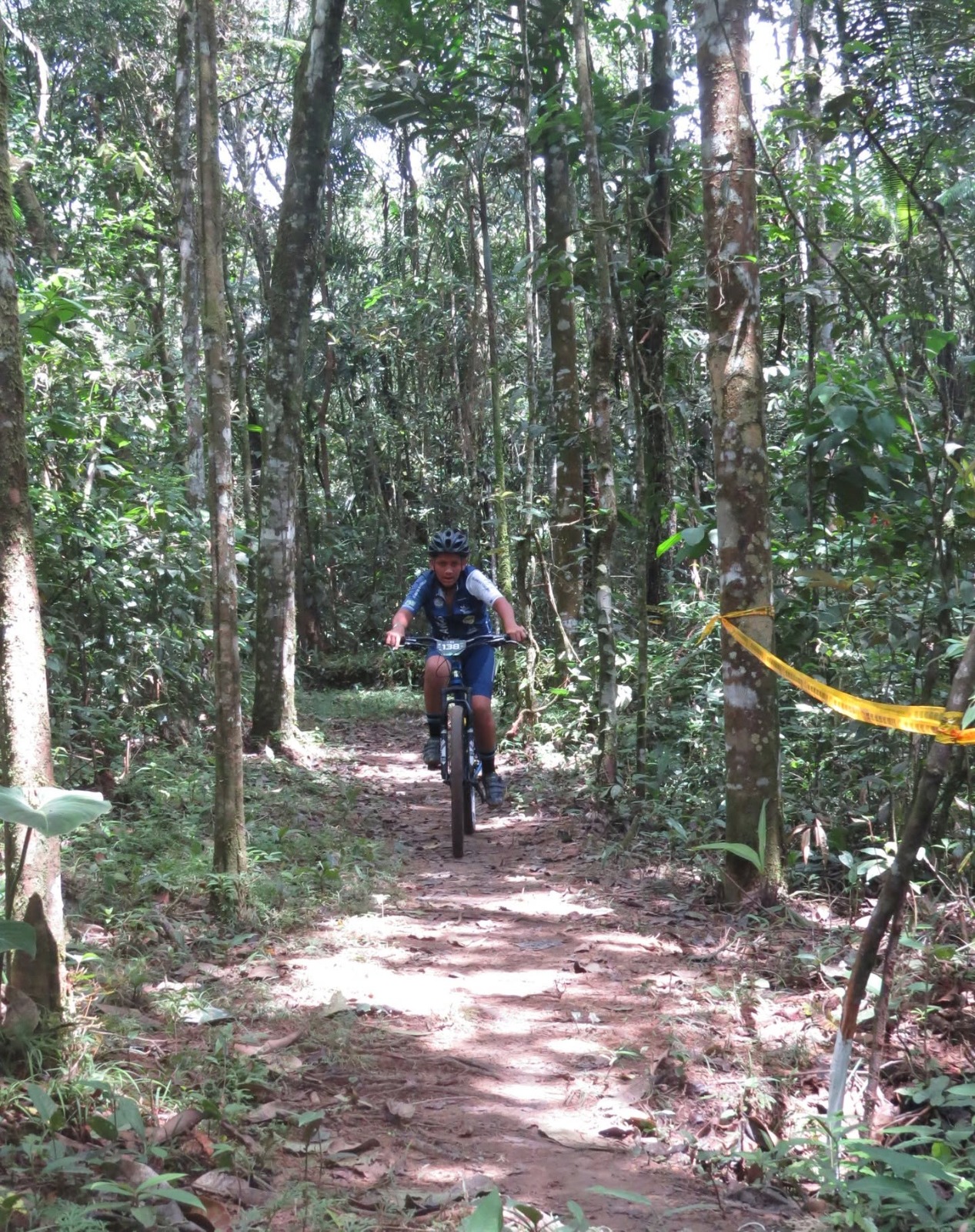 Guías y turistas recorriendo la pista de MTB en la Fundación