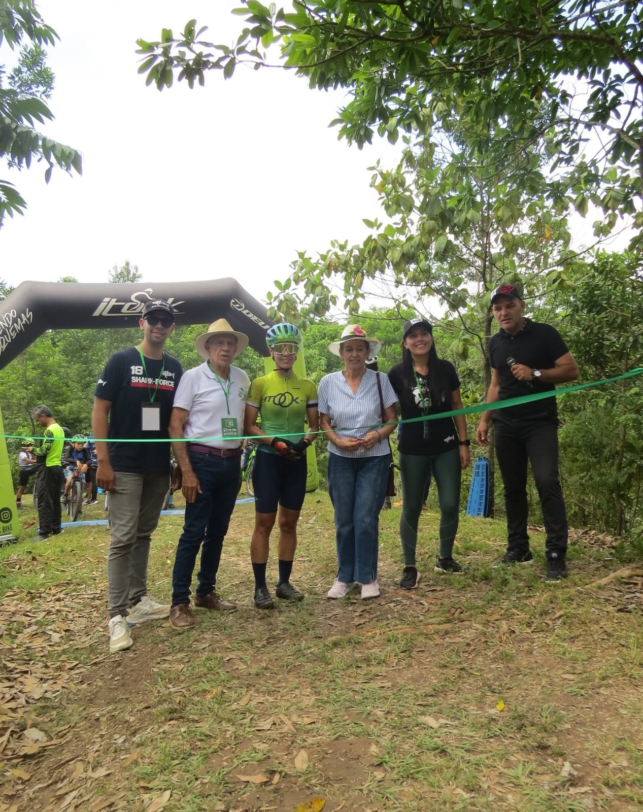 Guías y turistas en el circuito de MTB de la Fundación