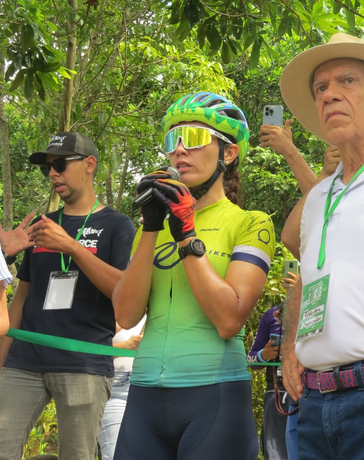 Guías y turistas disfrutando del entorno natural de la pista de MTB