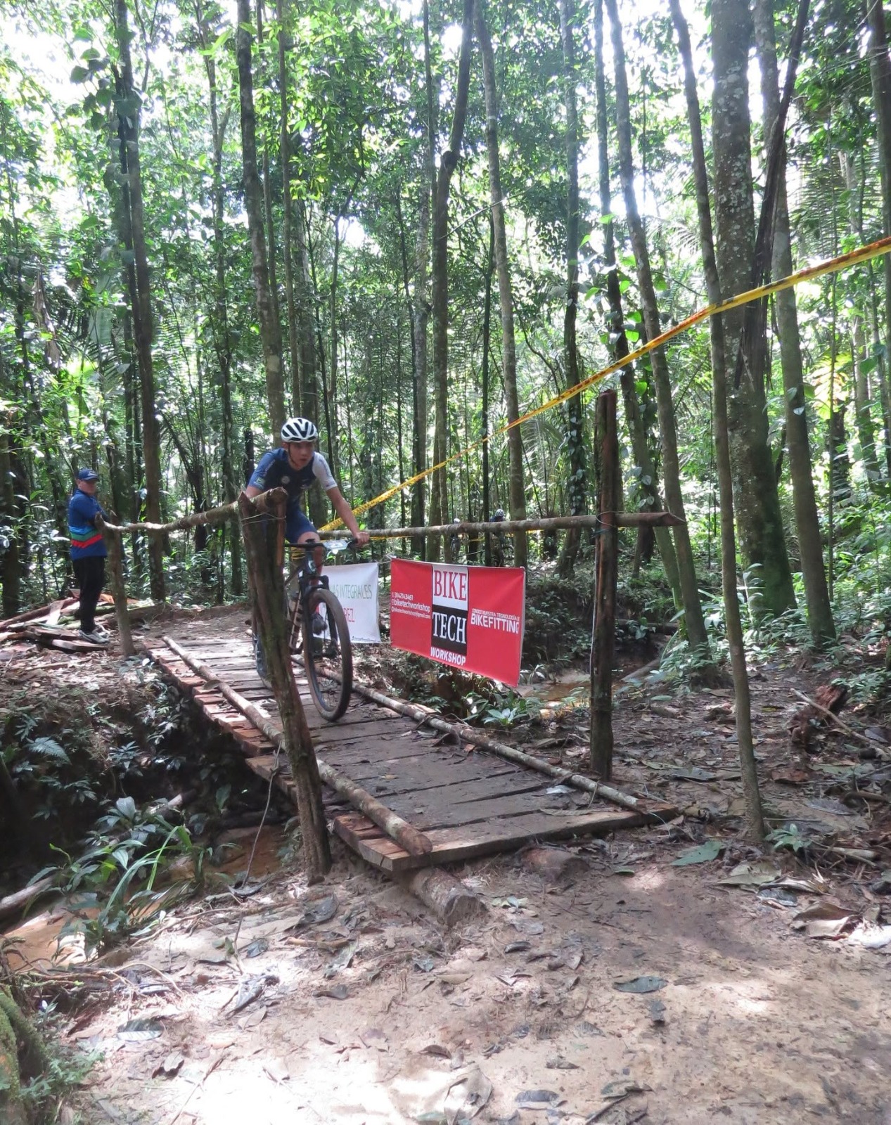 Guías y turistas explorando la pista de MTB