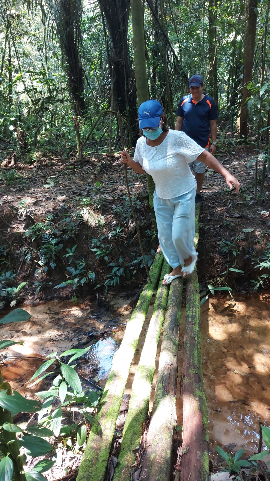 Turistas disfrutando de la caminata ecológica